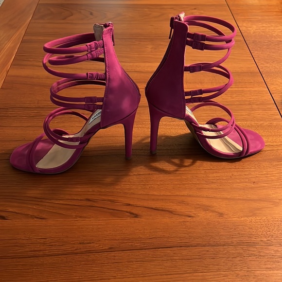 Steve Madden Tito Fuchsia Suede Strappy Stiletto Dress Sandals Size 5.5 - Picture 3 of 9